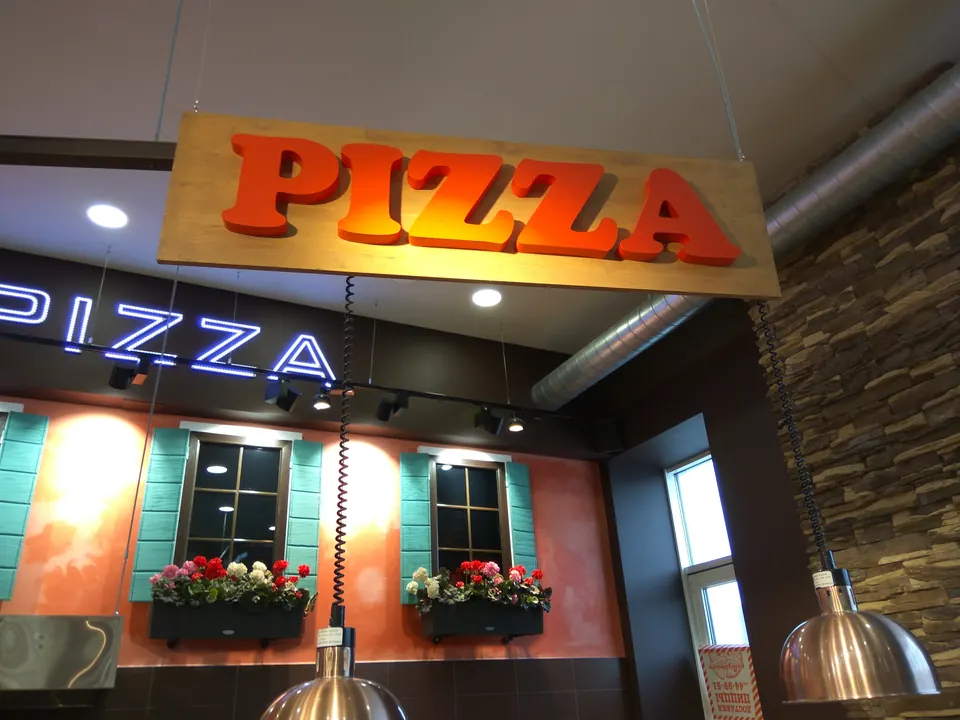 Объёмные буквы PIZZA над витриной
