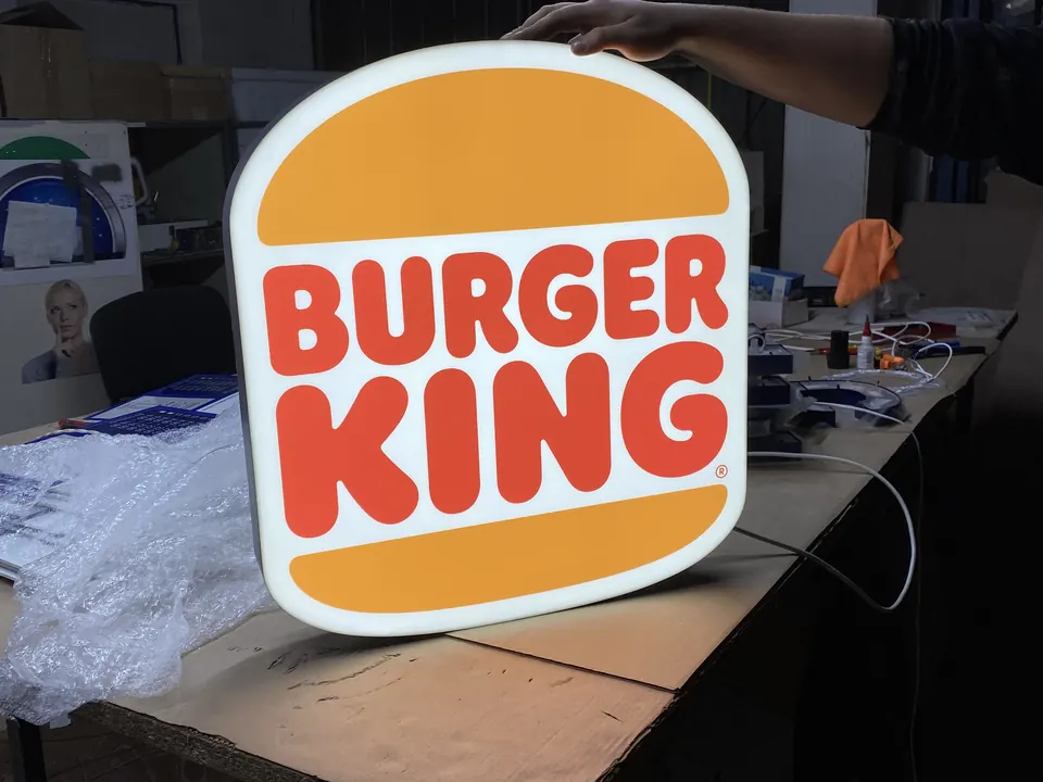 Световой короб Burger King на производстве