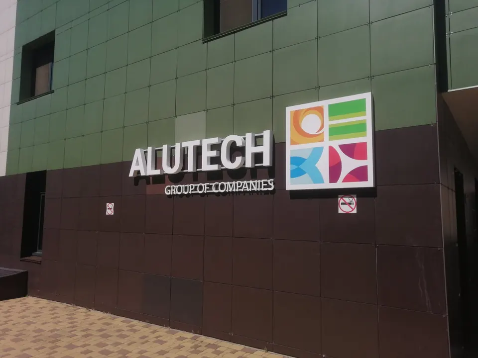 Несветовая вывеска ALUTECH на фасаде