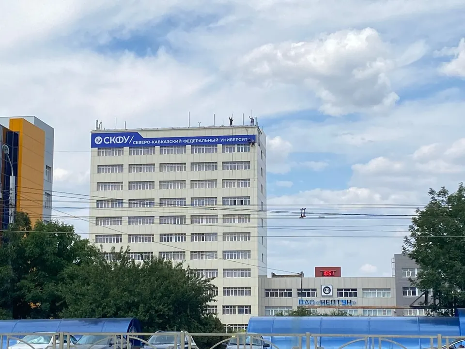 Несветовая вывеска на крыше офисного здания